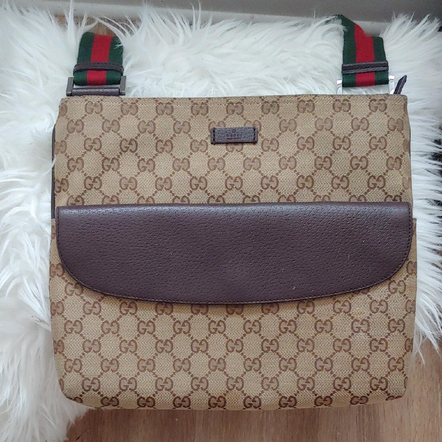 Authentic Gucci Gg Monogram Supreme Sherry Web Front Pocket Messenger Crossbody